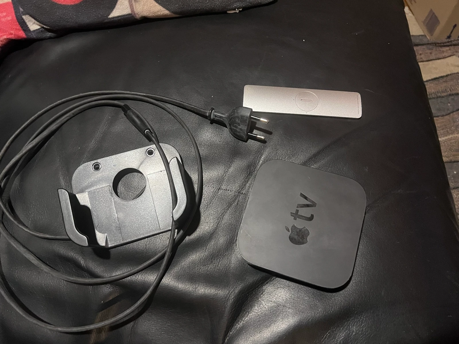 Apple TV 2nd Generation (A1378) complete with remote and stand excellent condition. – photo 4